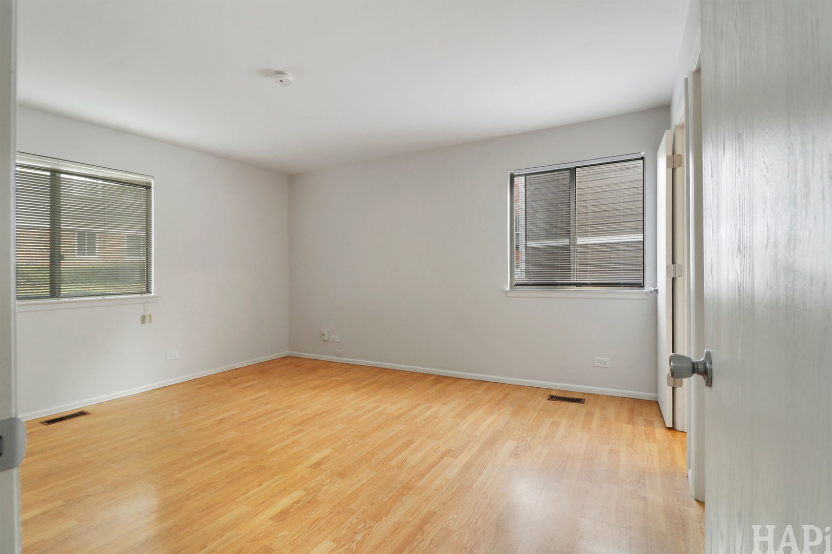 602 Eastview Court, Unit Z1 Schaumburg, IL 60194 - Photo 12 of 19 an empty room with a window