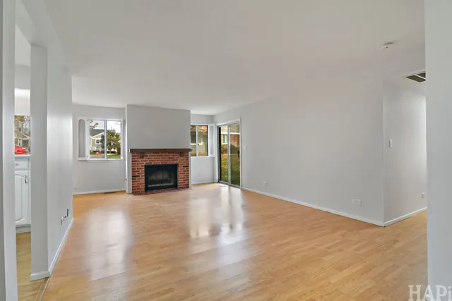 $2,395 | 602 Eastview Court, Unit Z1, Schaumburg, IL 60194