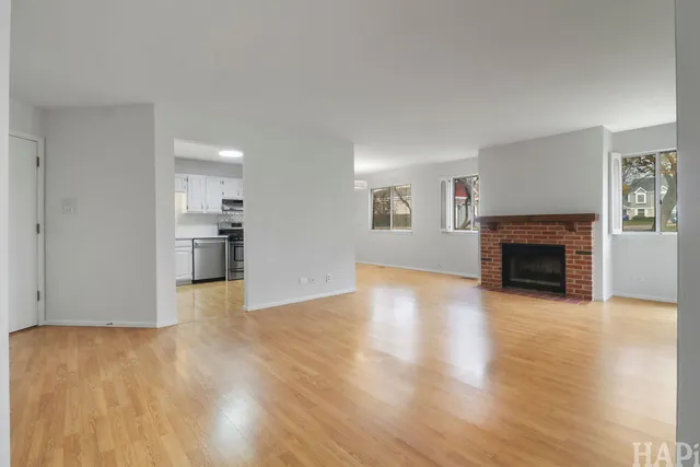 $2,395 | 602 Eastview Court, Unit Z1, Schaumburg, IL 60194