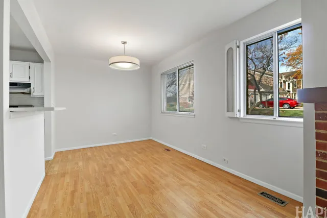 $2,395 | 602 Eastview Court, Unit Z1, Schaumburg, IL 60194