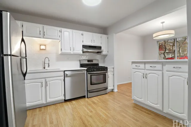 $2,395 | 602 Eastview Court, Unit Z1, Schaumburg, IL 60194