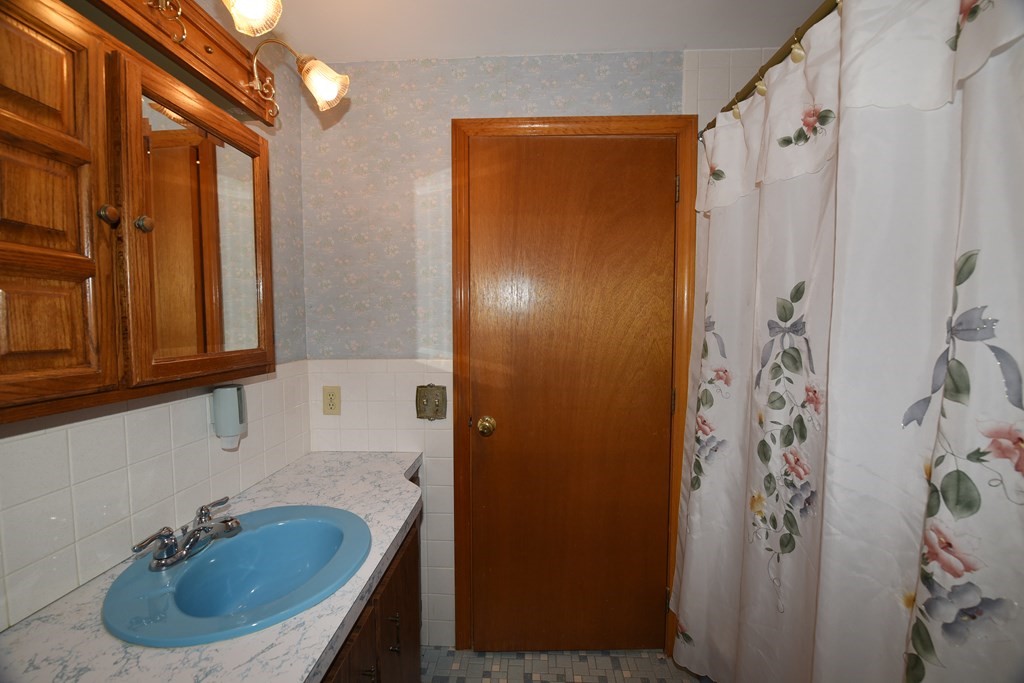 21 Whitehaven Way Dennis, MA 02660 - Photo 23 of 35 a bathroom with a sink and a tub