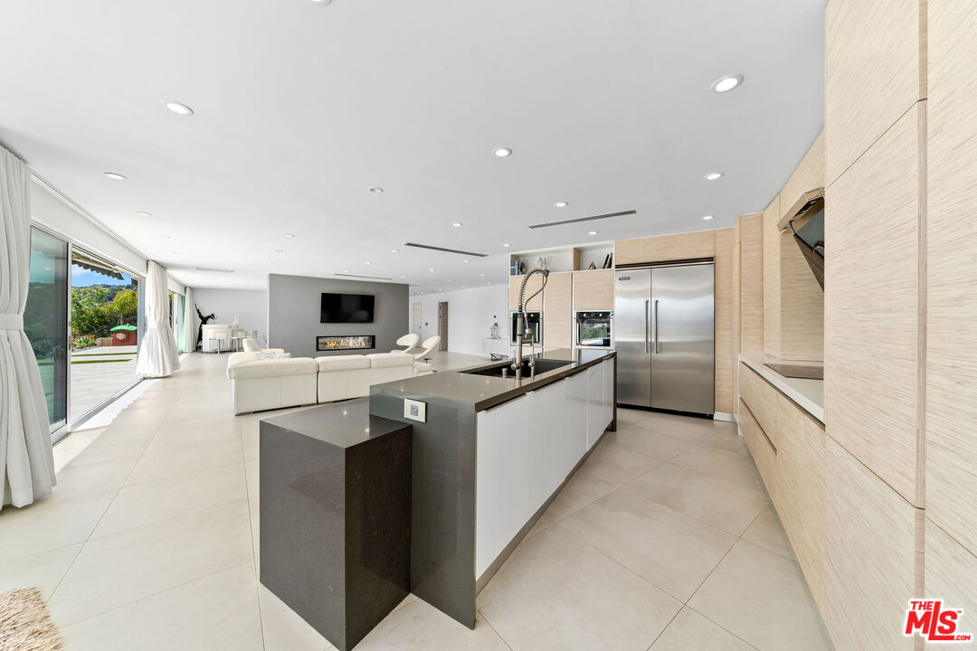 849 Glenmere Way Los Angeles, CA 90049 - Photo 14 of 40 a large kitchen with a large counter top appliances and cabinets