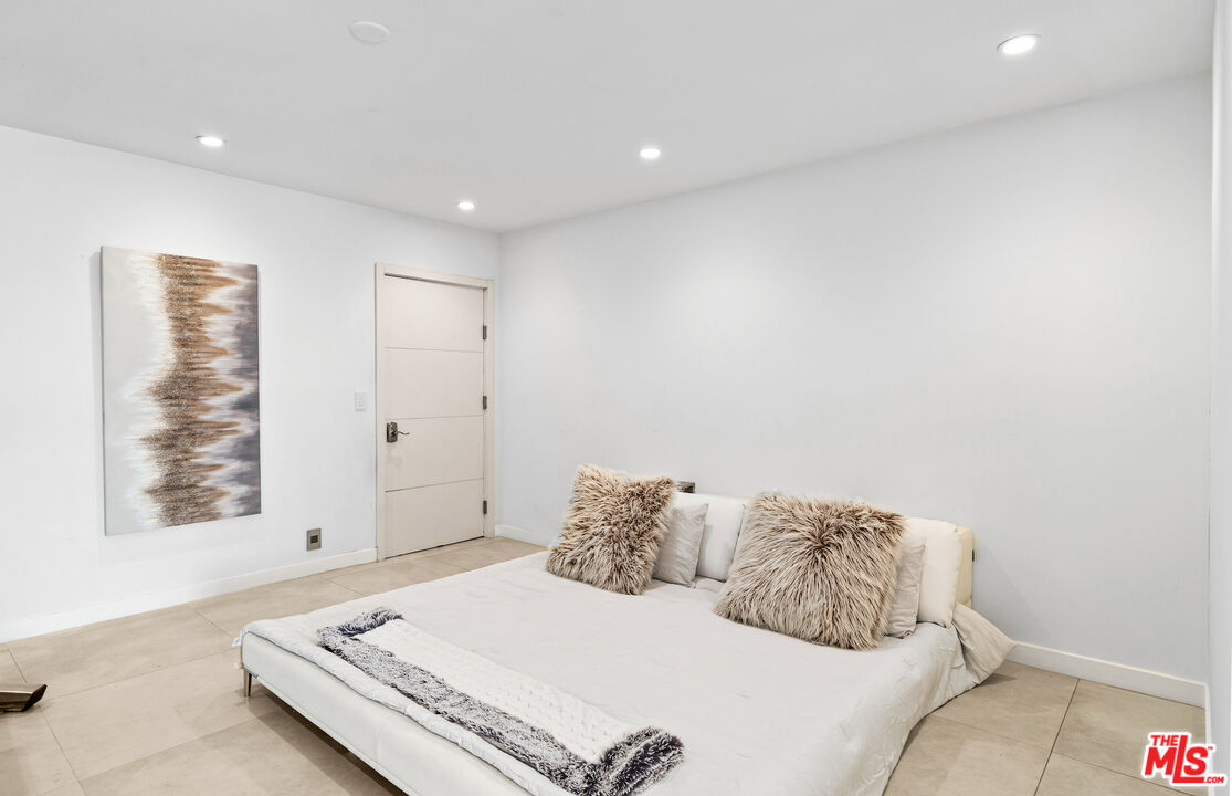 849 Glenmere Way Los Angeles, CA 90049 - Photo 25 of 40 a bedroom with a large bed and a window