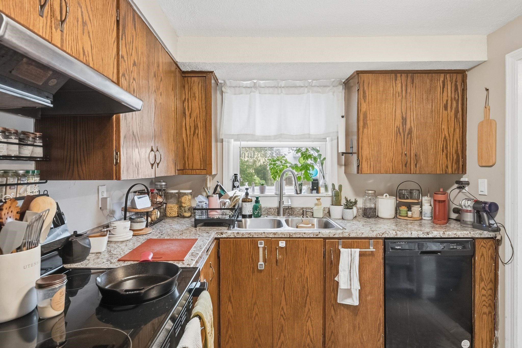 77 Merrow Street Manchester, NH 03104 - Photo 7 of 30
