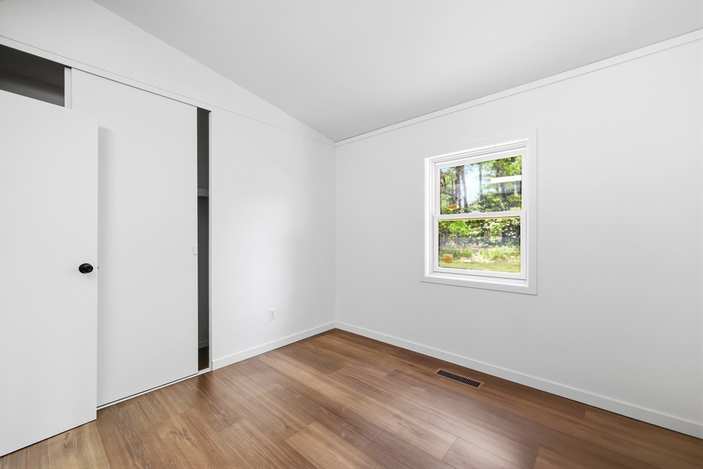 37 Sun Valley Road Holyoke, MA 01040 - Photo 16 of 28
