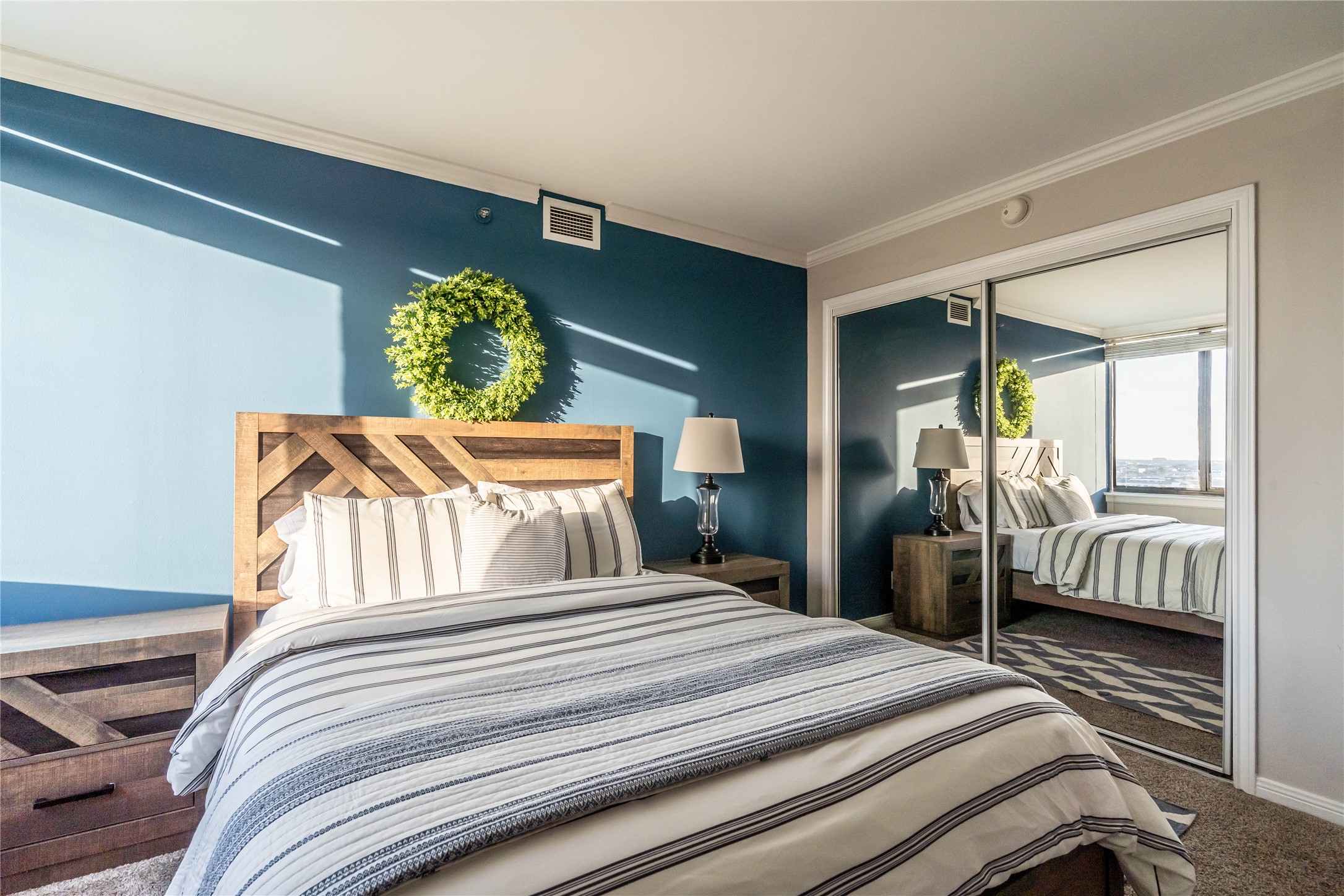 3525 Sage Road, Unit 1315 Houston, TX 77056 - Photo 12 of 20 a bedroom with a bed and a window