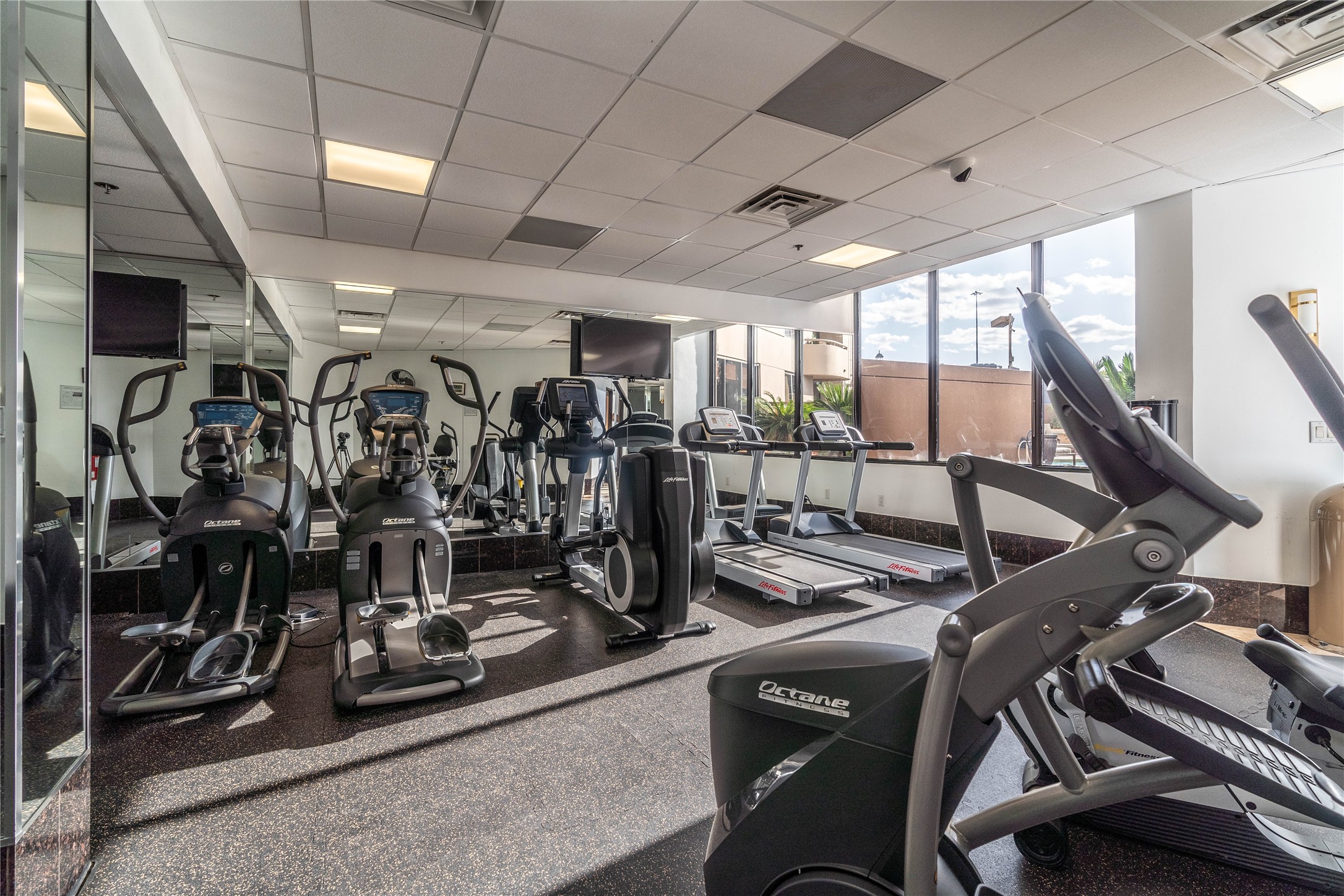 3525 Sage Road, Unit 1315 Houston, TX 77056 - Photo 18 of 20 a view of a room with gym equipment