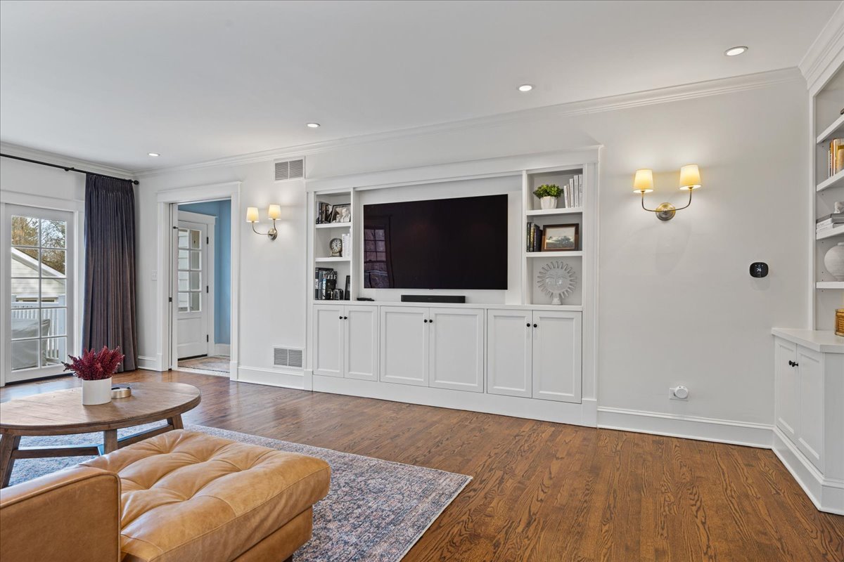 615 Abbotsford Road Kenilworth, IL 60043 - Photo 11 of 47 a living room with furniture and a flat screen tv