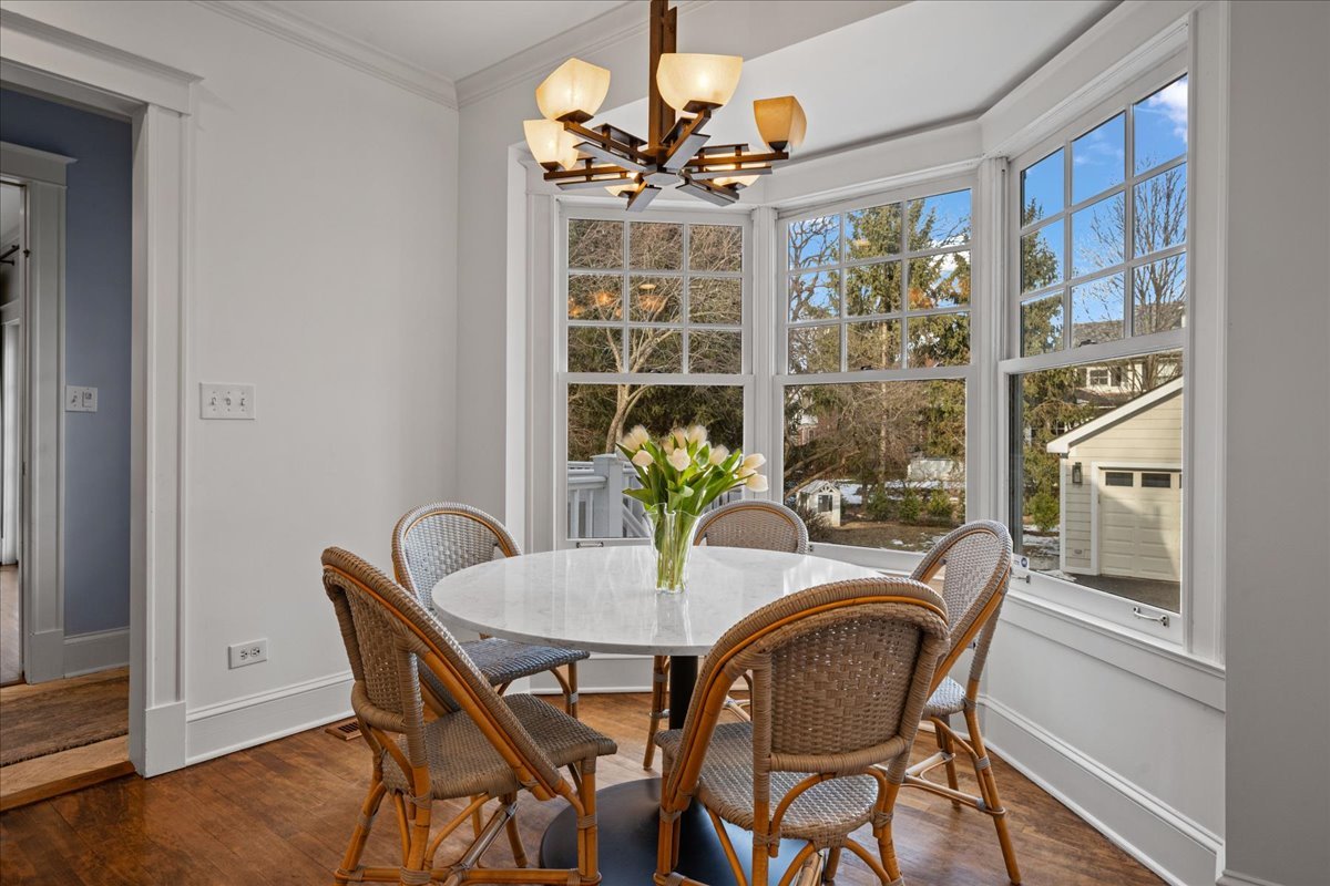 615 Abbotsford Road Kenilworth, IL 60043 - Photo 15 of 47 a dining room with furniture and window