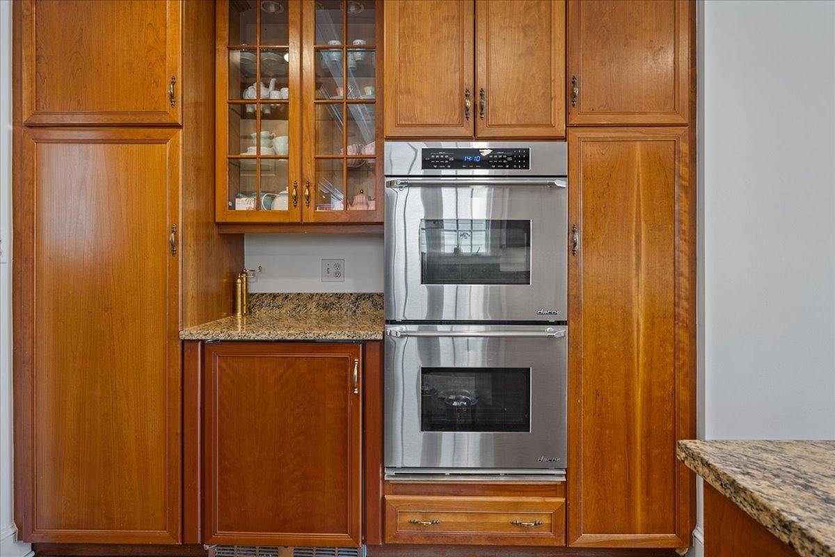 615 Abbotsford Road Kenilworth, IL 60043 - Photo 18 of 47 a kitchen with a refrigerator and cabinets