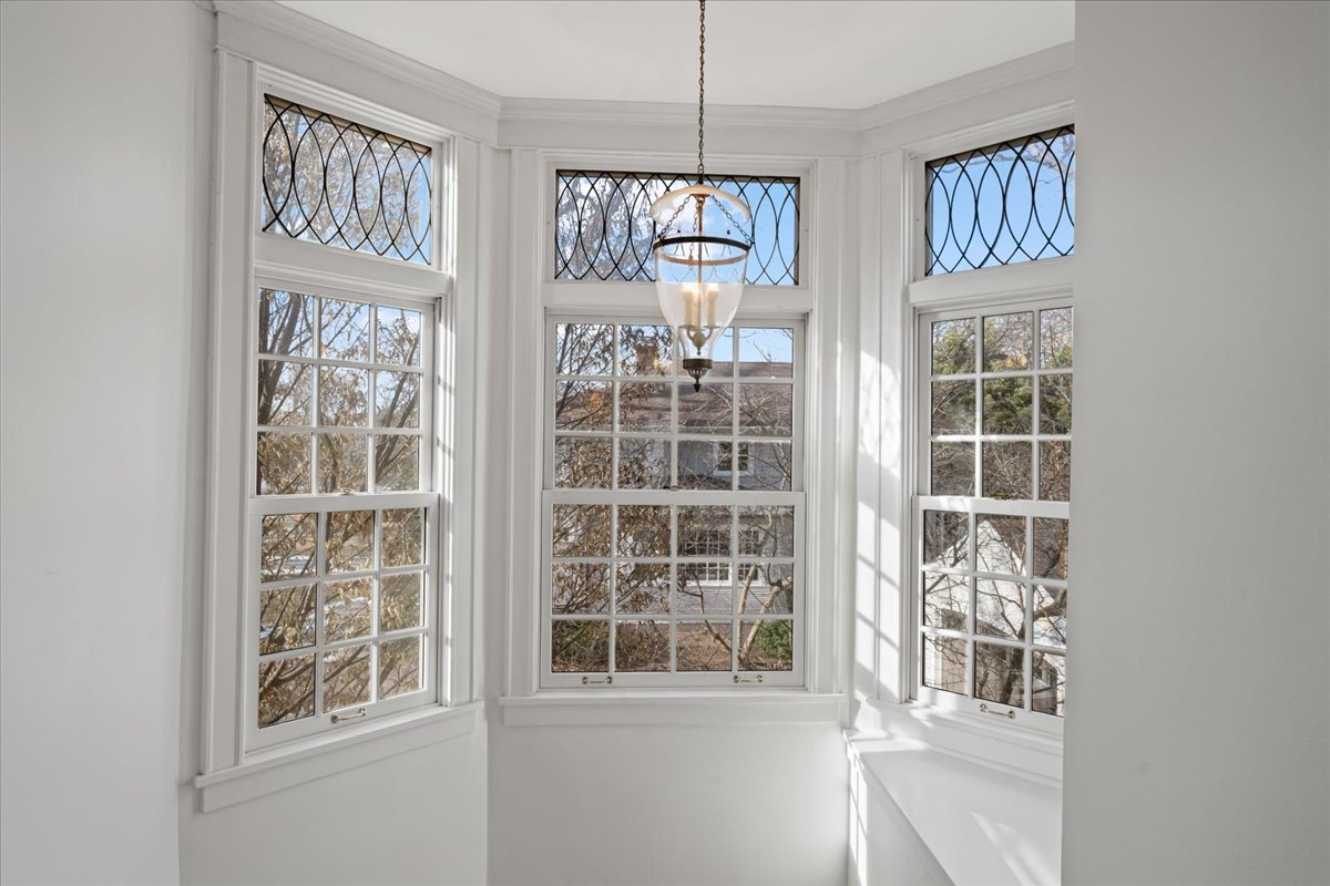 615 Abbotsford Road Kenilworth, IL 60043 - Photo 21 of 47 a view of an front door