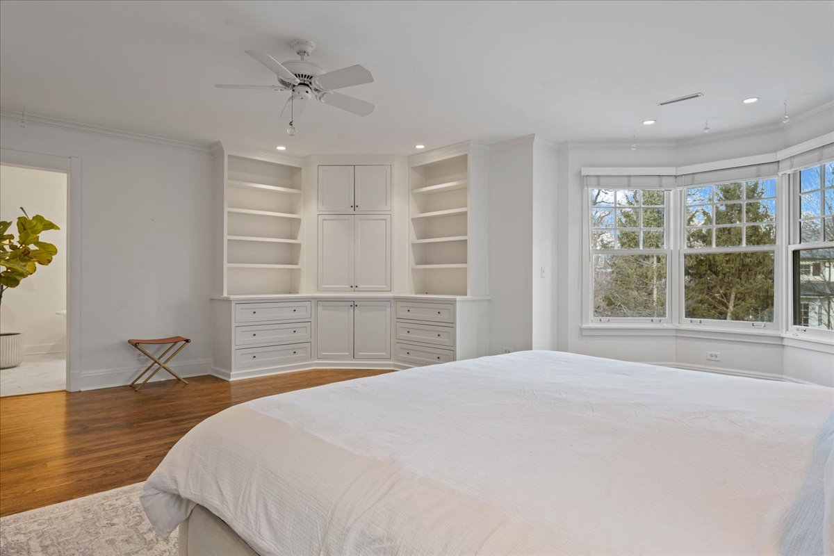 615 Abbotsford Road Kenilworth, IL 60043 - Photo 24 of 47 a bedroom with a bed and a window