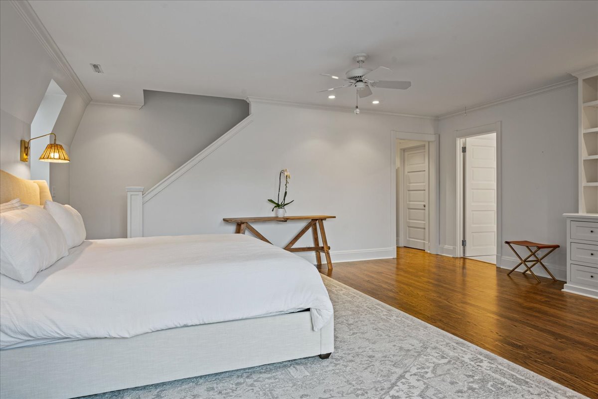 615 Abbotsford Road Kenilworth, IL 60043 - Photo 25 of 47 a bedroom with a bed and wooden floor