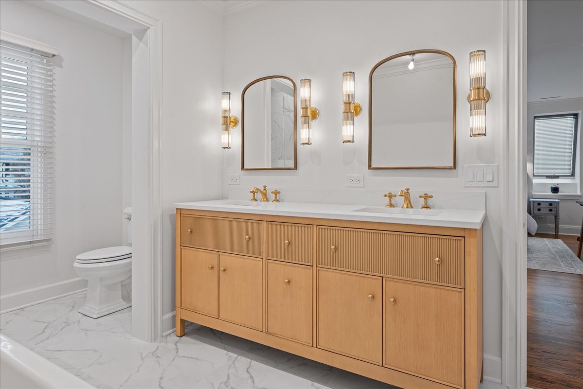 615 Abbotsford Road Kenilworth, IL 60043 - Photo 26 of 47 a bathroom with 2 sink toilet and mirror
