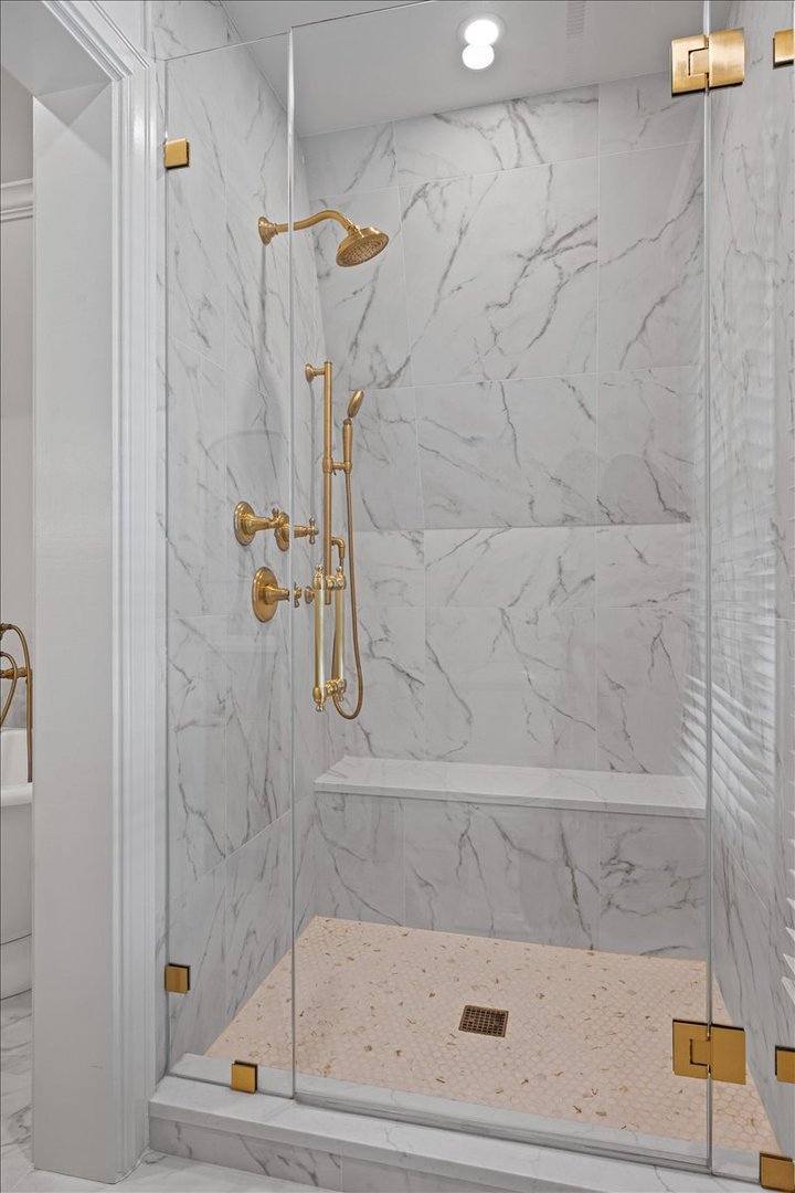 615 Abbotsford Road Kenilworth, IL 60043 - Photo 28 of 47 a bathroom with a shower