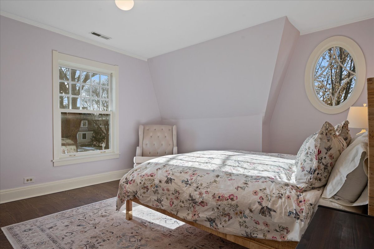 615 Abbotsford Road Kenilworth, IL 60043 - Photo 32 of 47 a bedroom with a bed and wooden floor