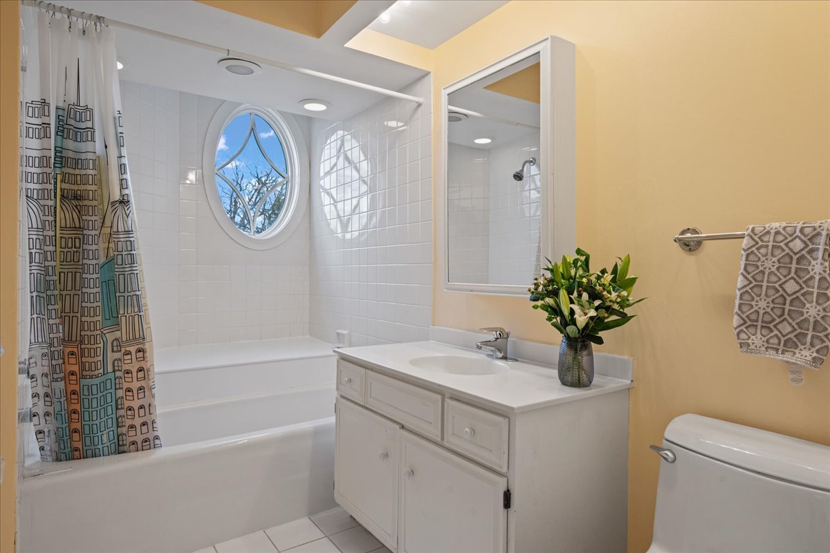 615 Abbotsford Road Kenilworth, IL 60043 - Photo 34 of 47 a bathroom with a sink and a mirror
