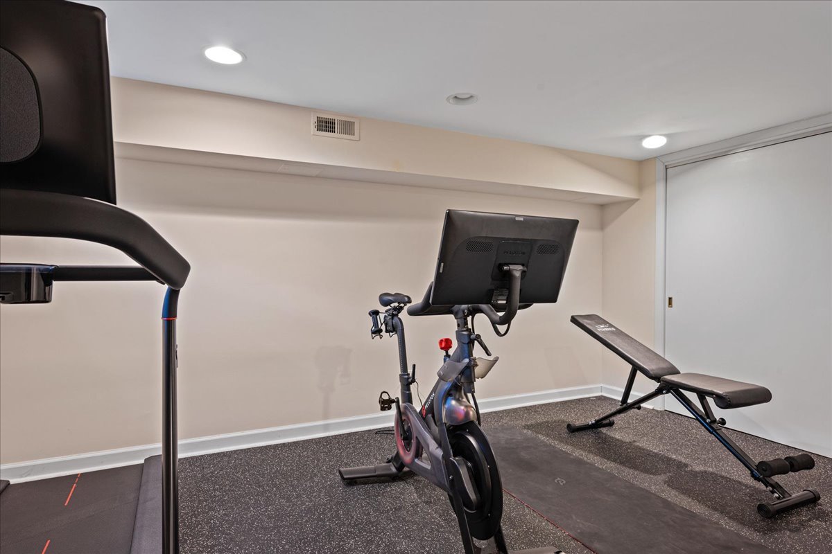 615 Abbotsford Road Kenilworth, IL 60043 - Photo 37 of 47 a view of a room with gym equipment