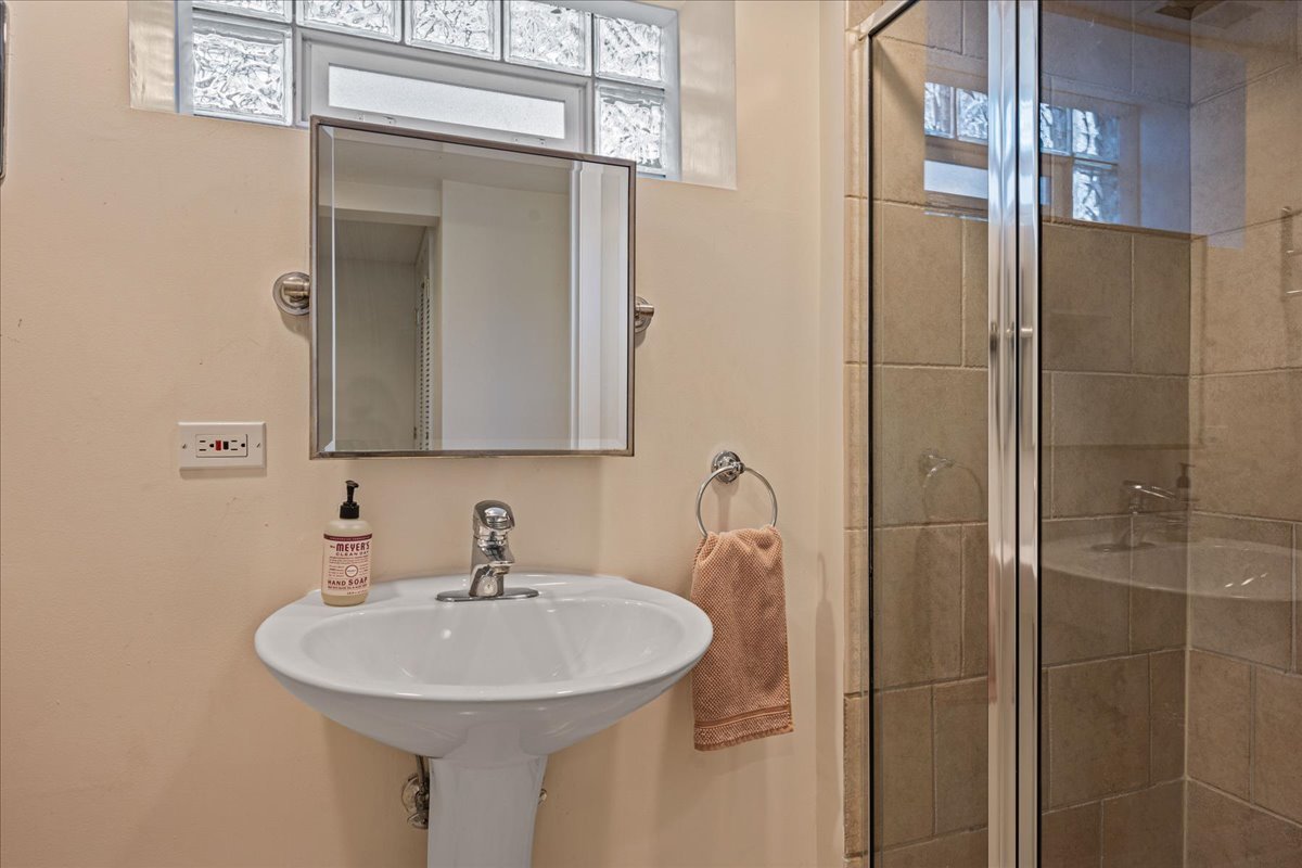 615 Abbotsford Road Kenilworth, IL 60043 - Photo 38 of 47 a bathroom with a sink and a mirror
