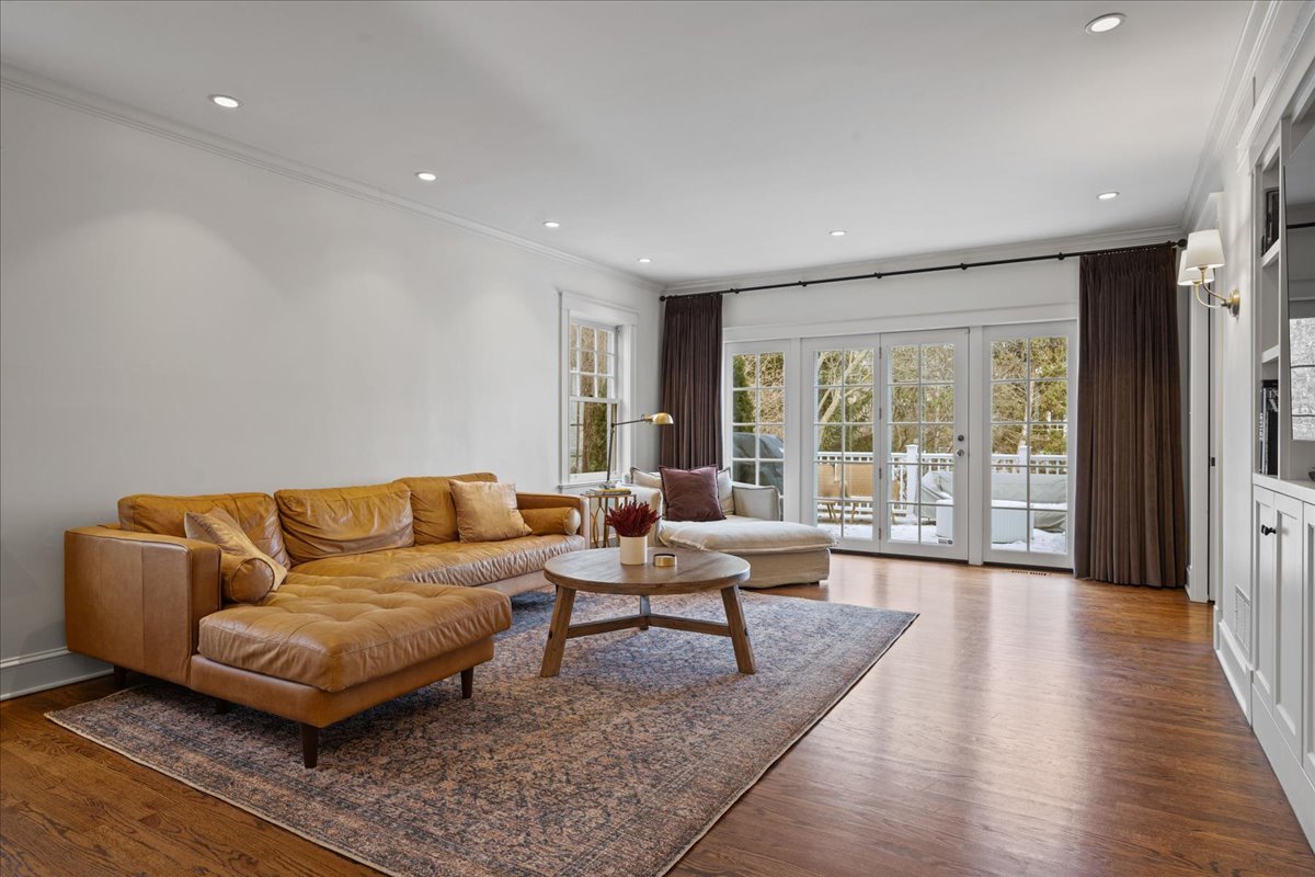 615 Abbotsford Road Kenilworth, IL 60043 - Photo 9 of 47 a living room with furniture and a large window