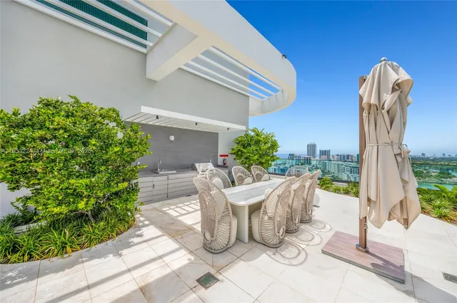 $9,900 | 580 72nd Street, Unit 910, Miami Beach, FL 33141