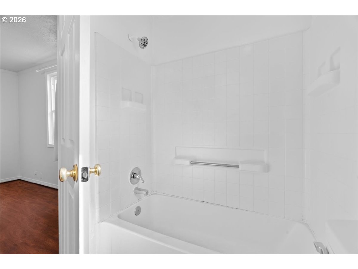 1070 Deer Island Road St. Helens, OR 97051 - Photo 22 of 34 a bathroom with a shower