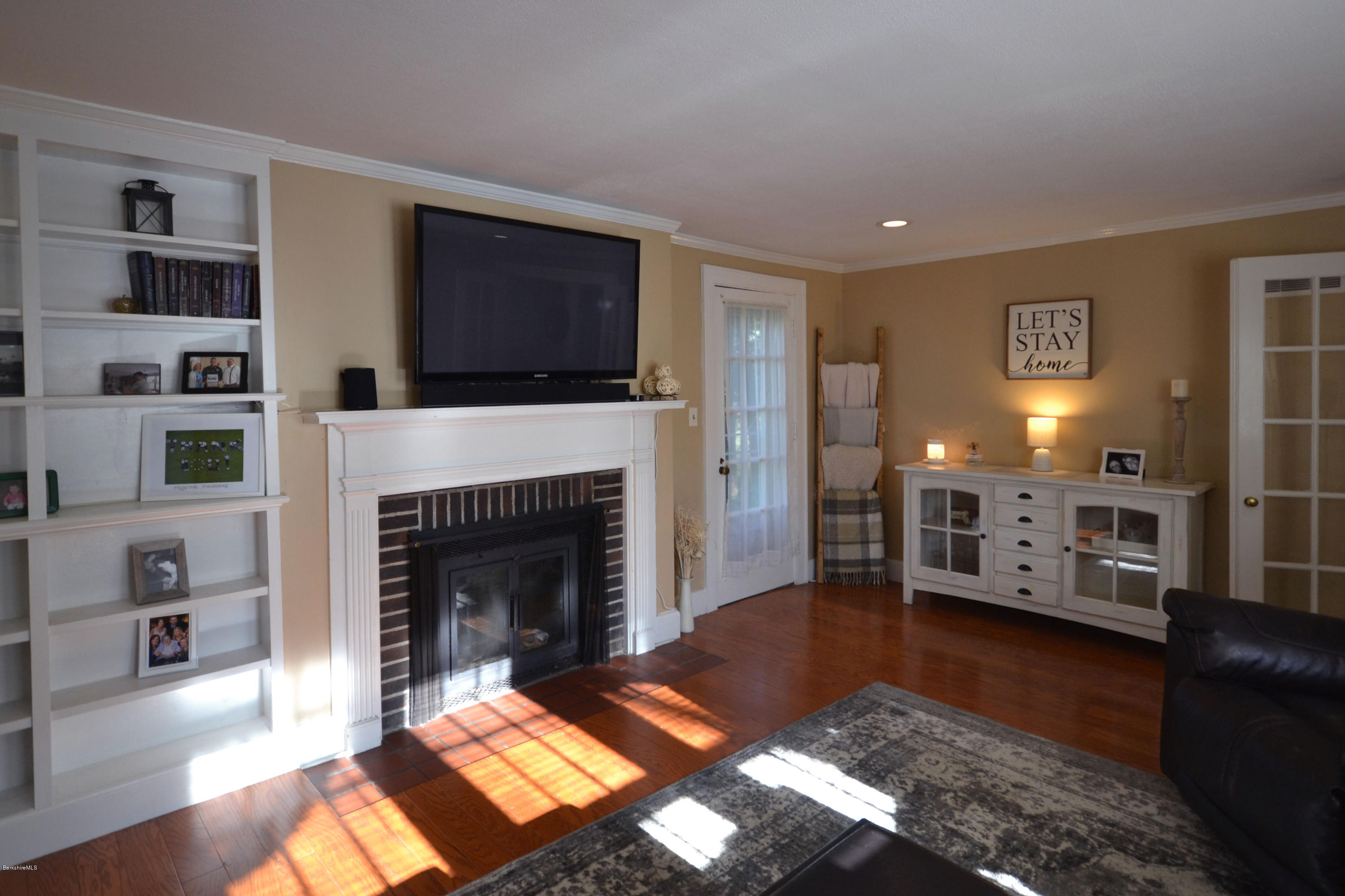 135 South Mountain Road Pittsfield, MA 01201 - Photo 11 of 43 Living Room
