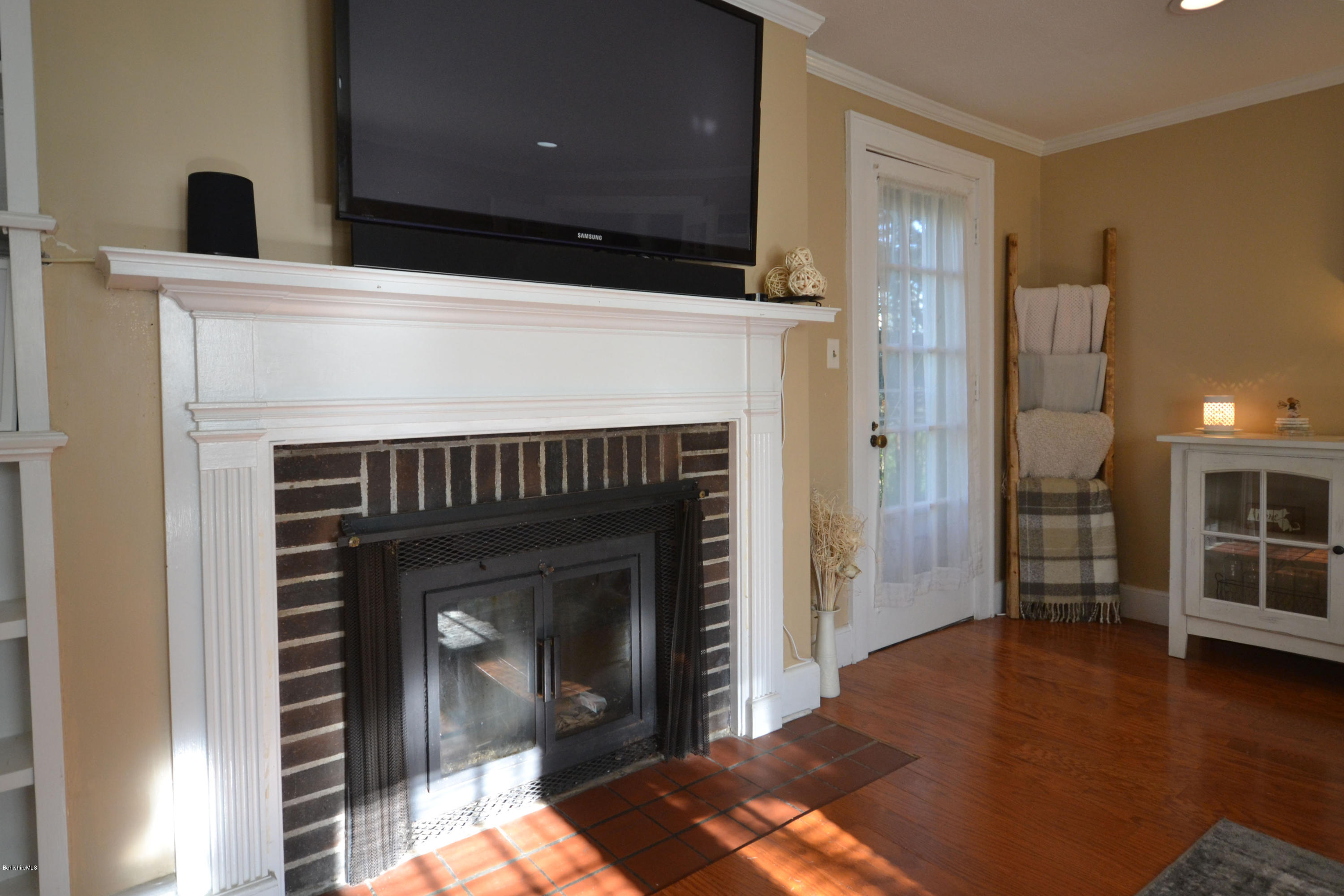 135 South Mountain Road Pittsfield, MA 01201 - Photo 12 of 43 Living Room