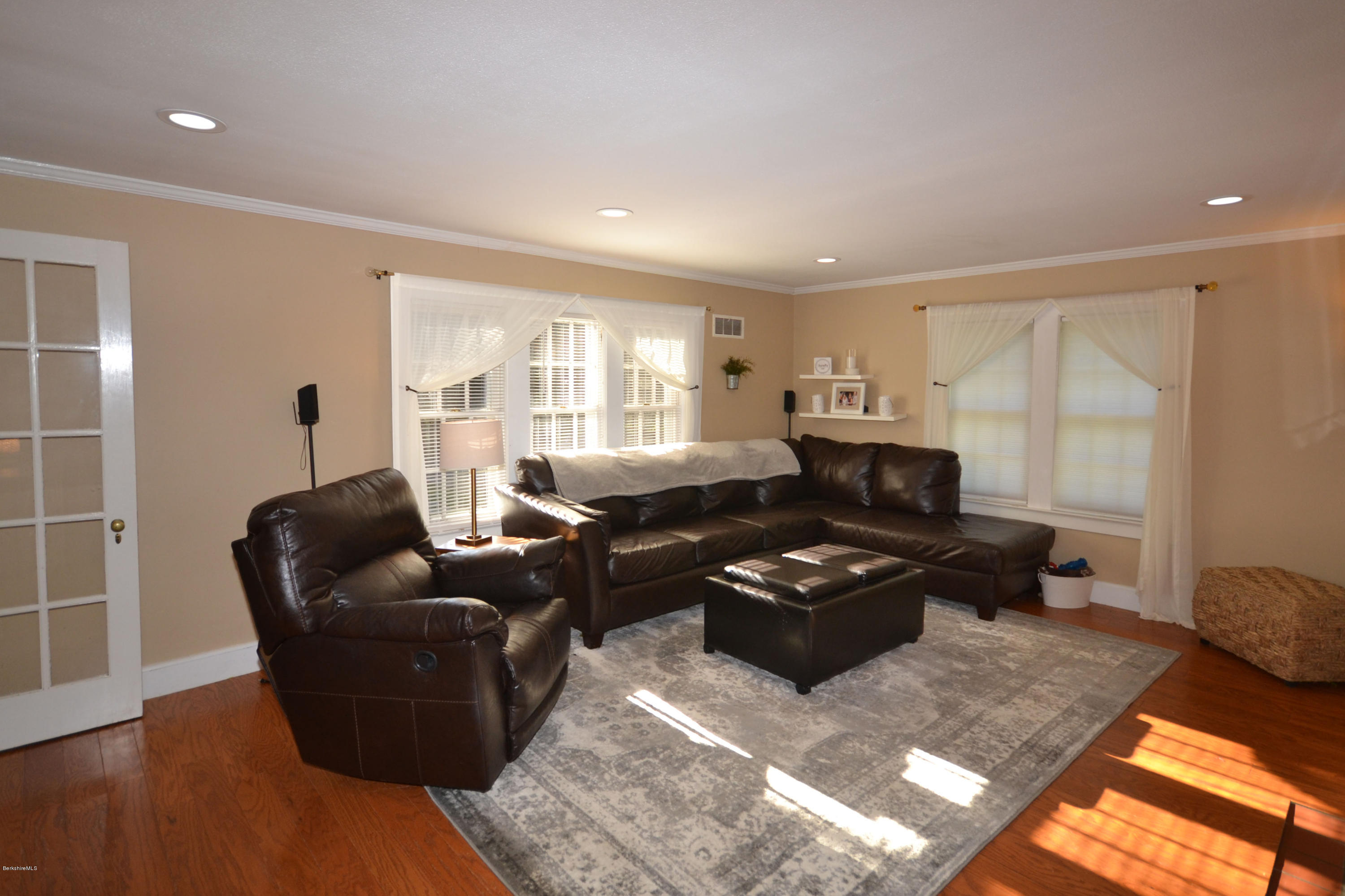 135 South Mountain Road Pittsfield, MA 01201 - Photo 9 of 43 Living Room