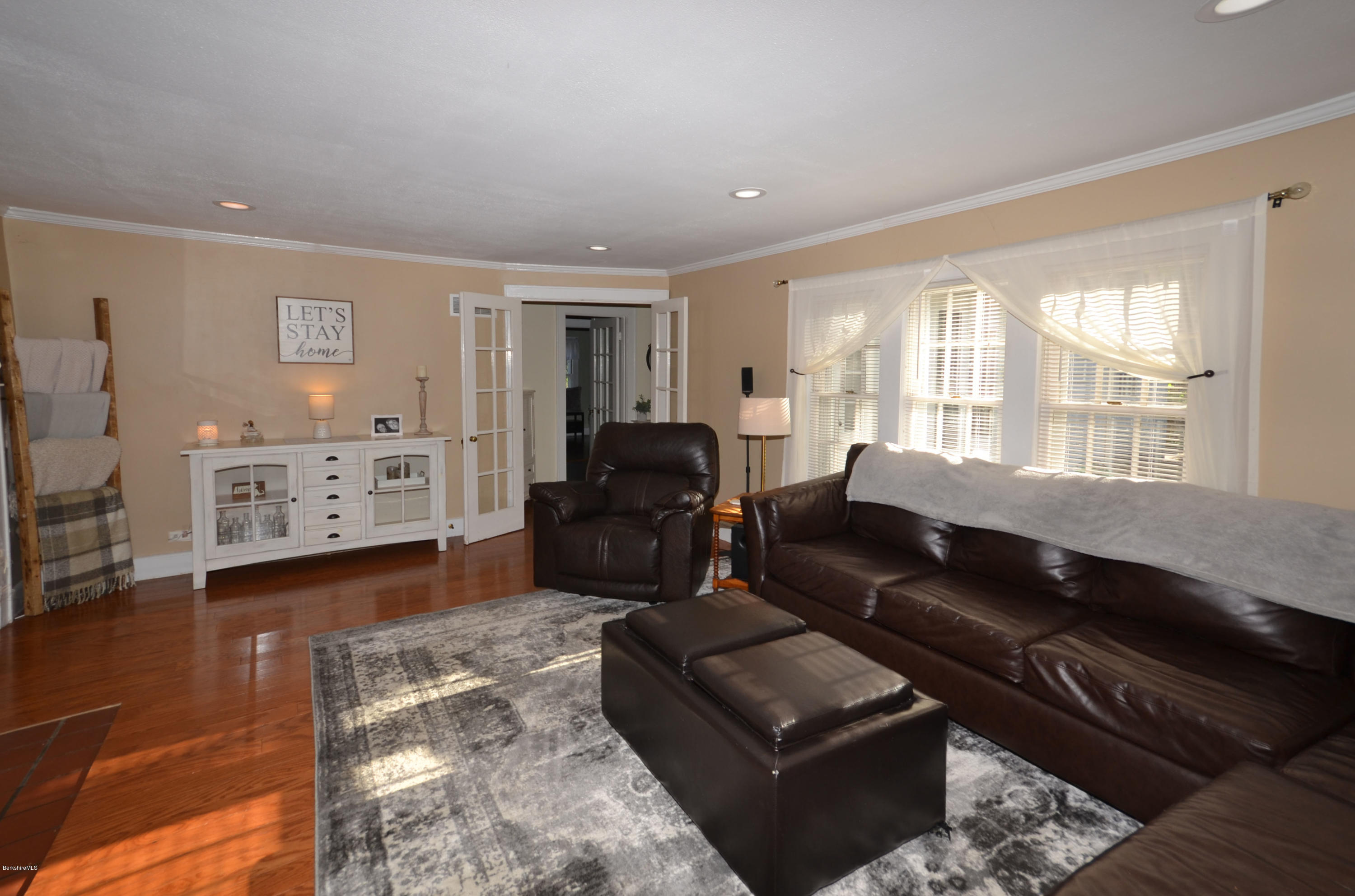 135 South Mountain Road Pittsfield, MA 01201 - Photo 10 of 43 Living Room
