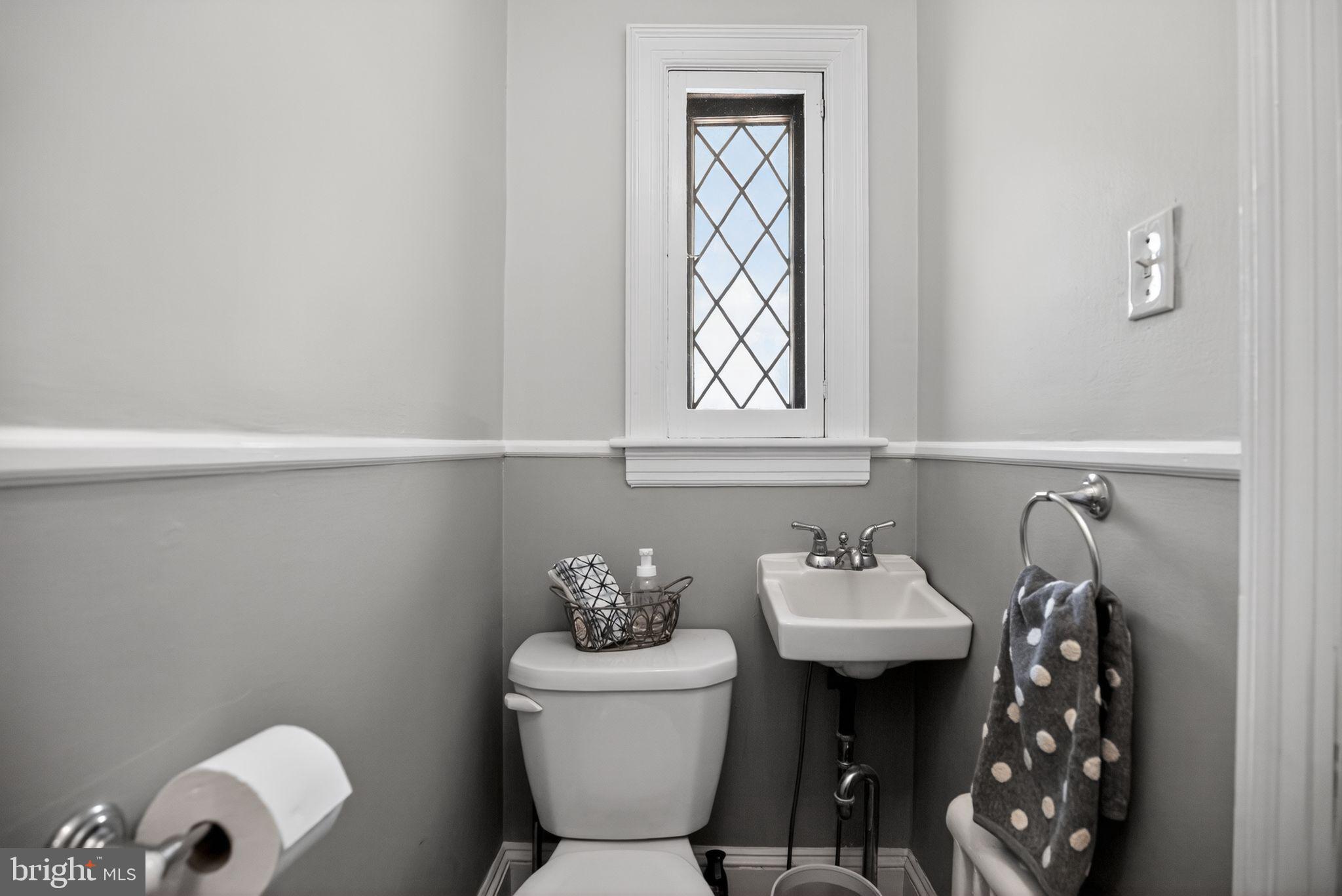 113 Waverly Road Wyncote, PA 19095 - Photo 16 of 38 Powder room off of foyer