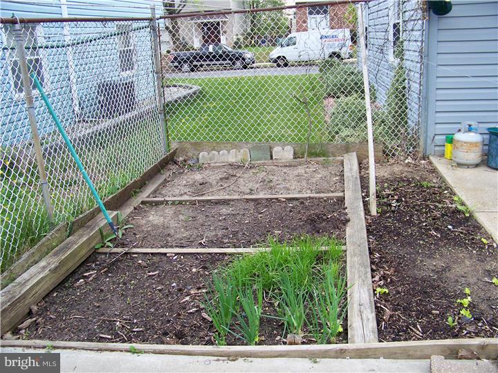1863 Garth Road Philadelphia, PA 19116 - Photo 14 of 23 Garden