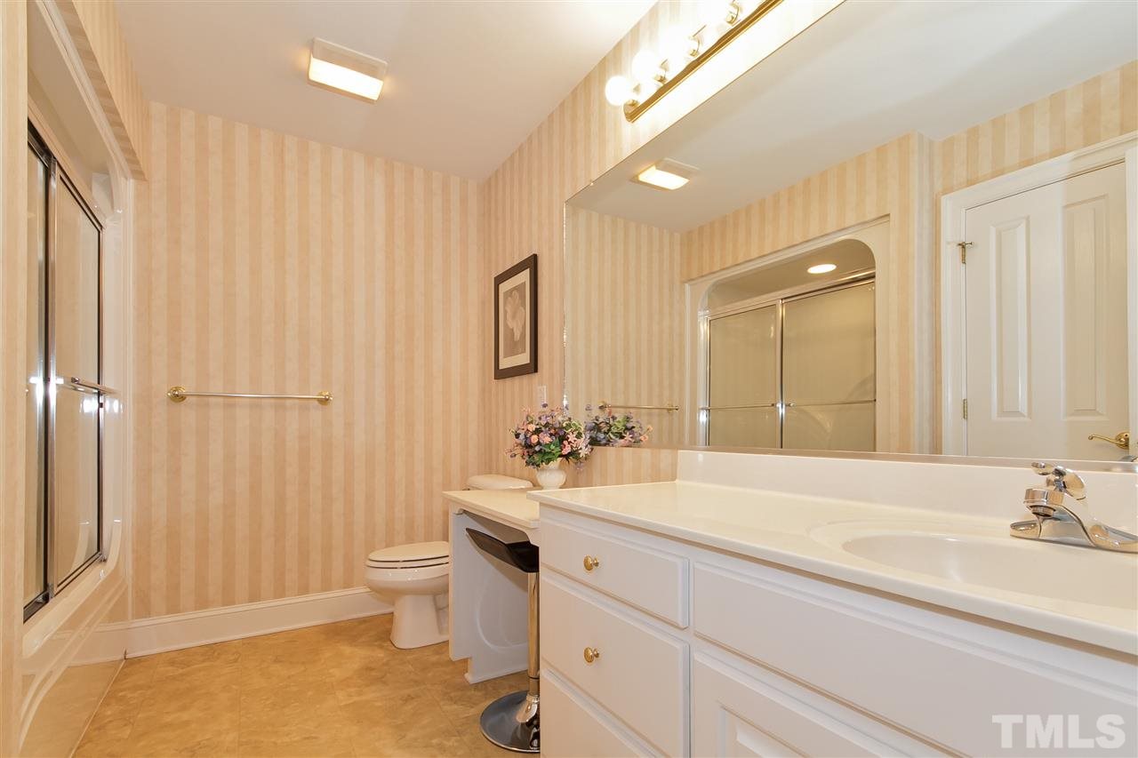 864 Rivers Edge Drive Graham, NC 27253 - Photo 22 of 25 2nd Floor Full Bath