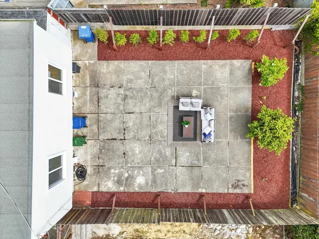 a view of entryway with a outdoor space