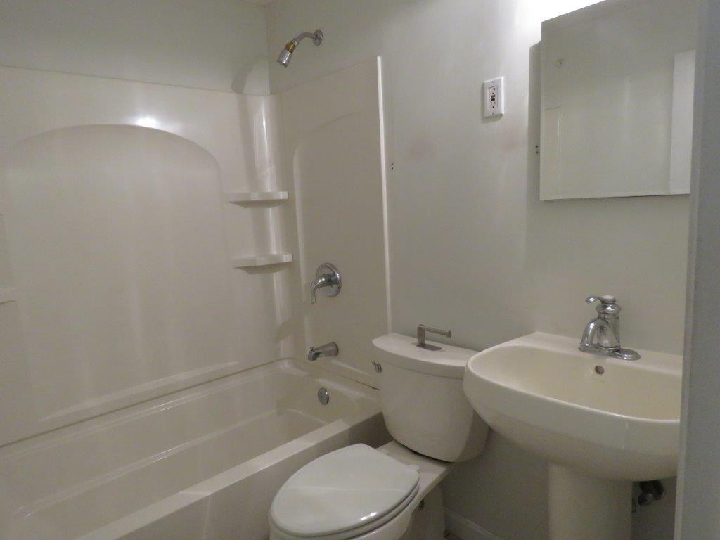 180 Port Road Wells, ME 04090 - Photo 24 of 32 16. Hallway Bath