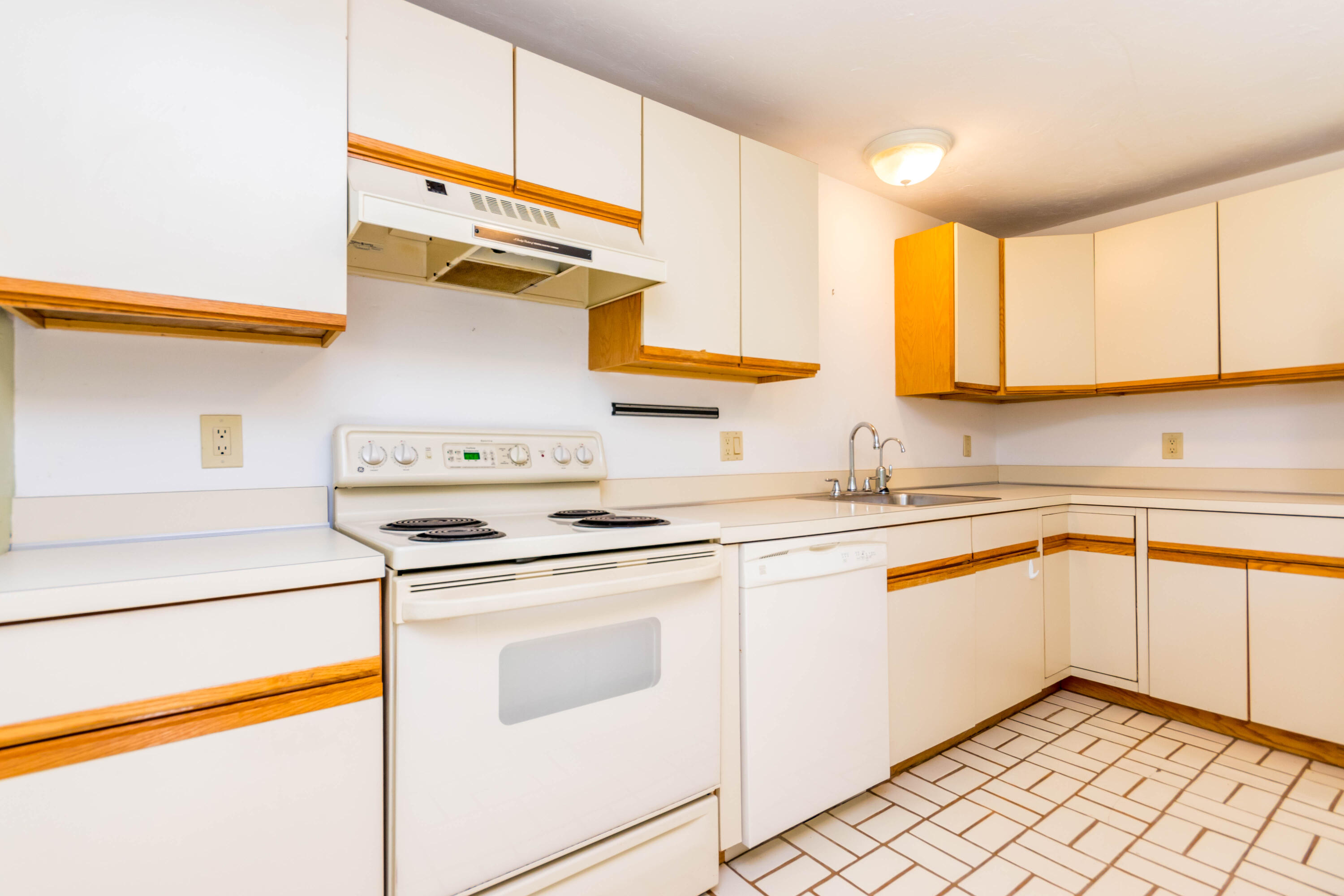 195 Falmouth Road, Unit 5B Mashpee, MA 02649 - Photo 10 of 29 Kitchen