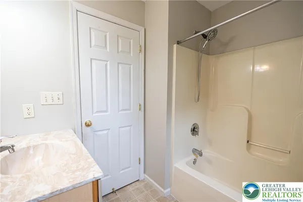 $2,800 | 127 Highlands Circle, Easton, PA 18042