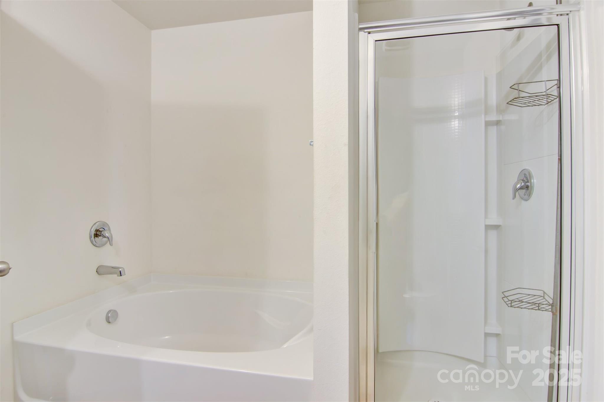 5311 Oakdale Ridge Road Charlotte, NC 28216 - Photo 20 of 35 a bathroom with a bathtub