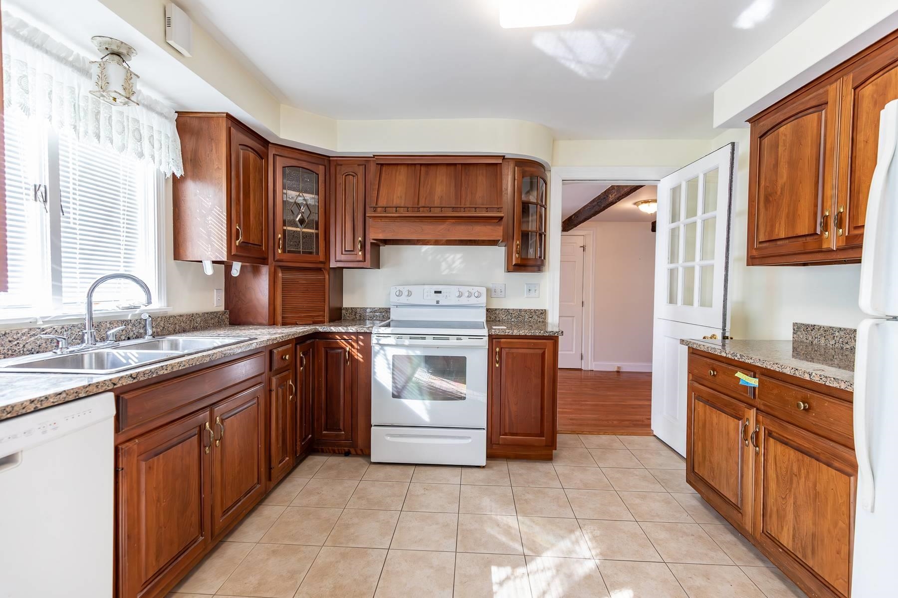 962 Montgomery Street Manchester, NH 03102 - Photo 2 of 51