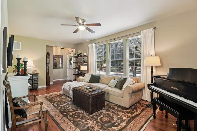 $265,000 | 545 Metropolitan Street, Aurora, IL 60502