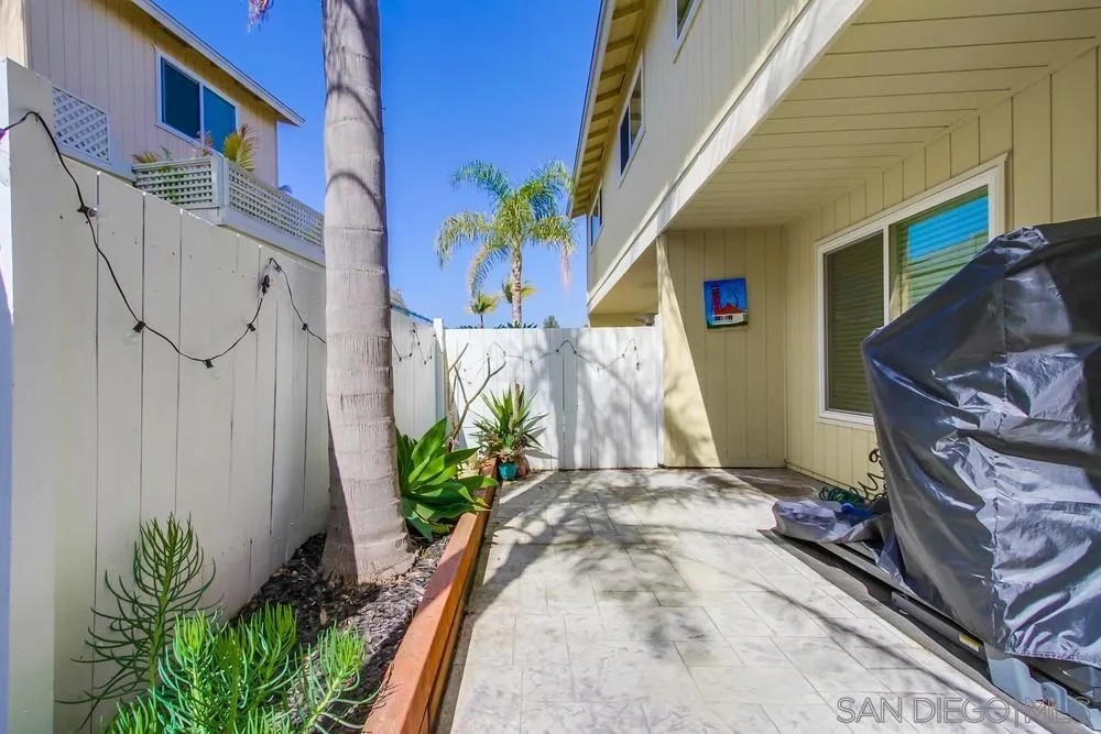 284 Gardendale Road Encinitas, CA 92024 - Photo 54 of 59 a front view of a house