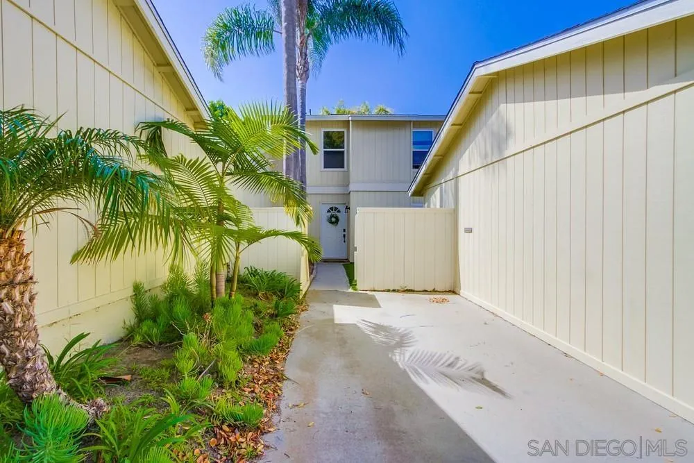 284 Gardendale Road Encinitas, CA 92024 - Photo 6 of 59 a backyard of a house with palm trees