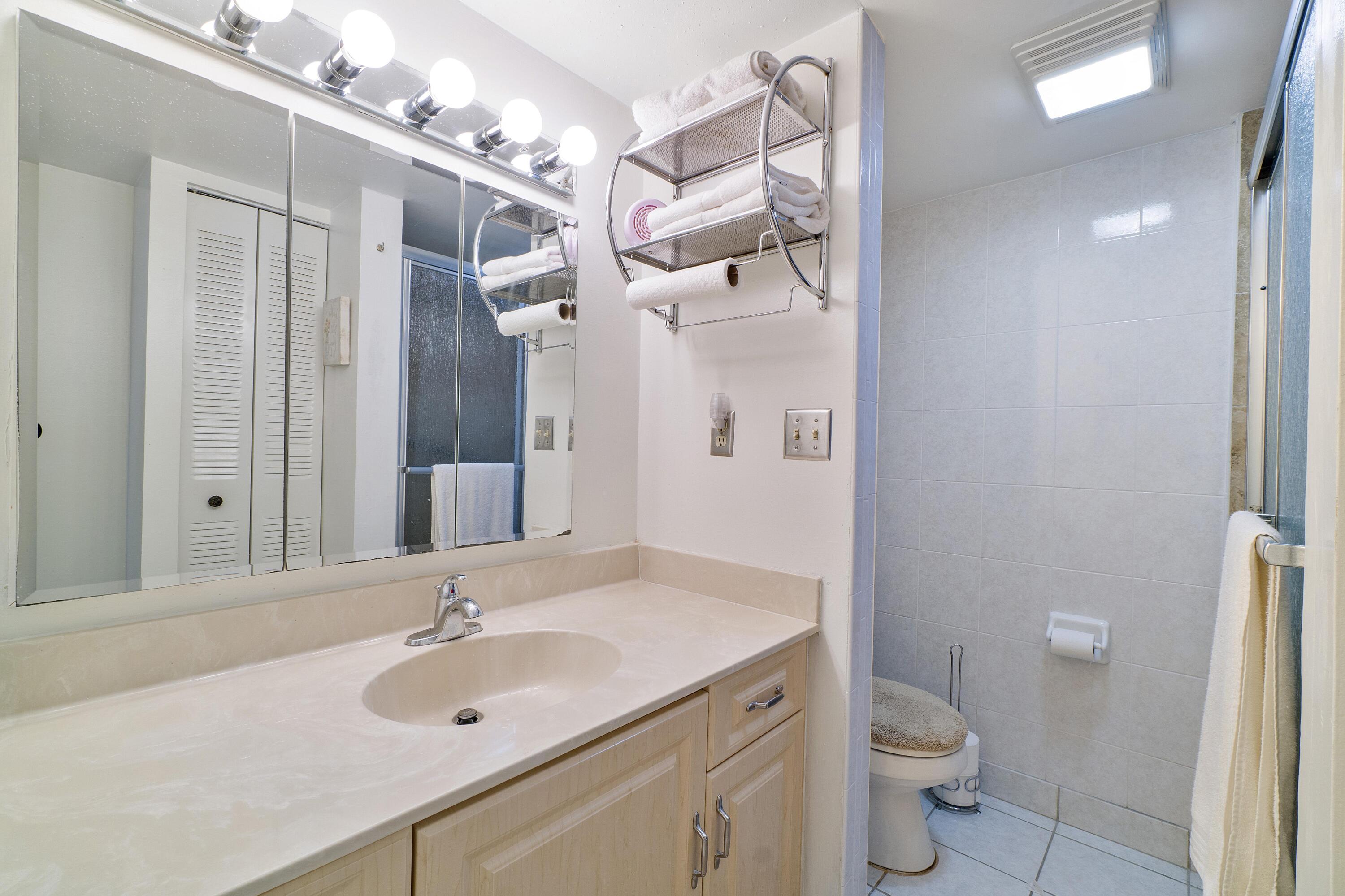 951 De Soto Road, Unit 135 Boca Raton, FL 33432 - Photo 12 of 36 Primary Bath