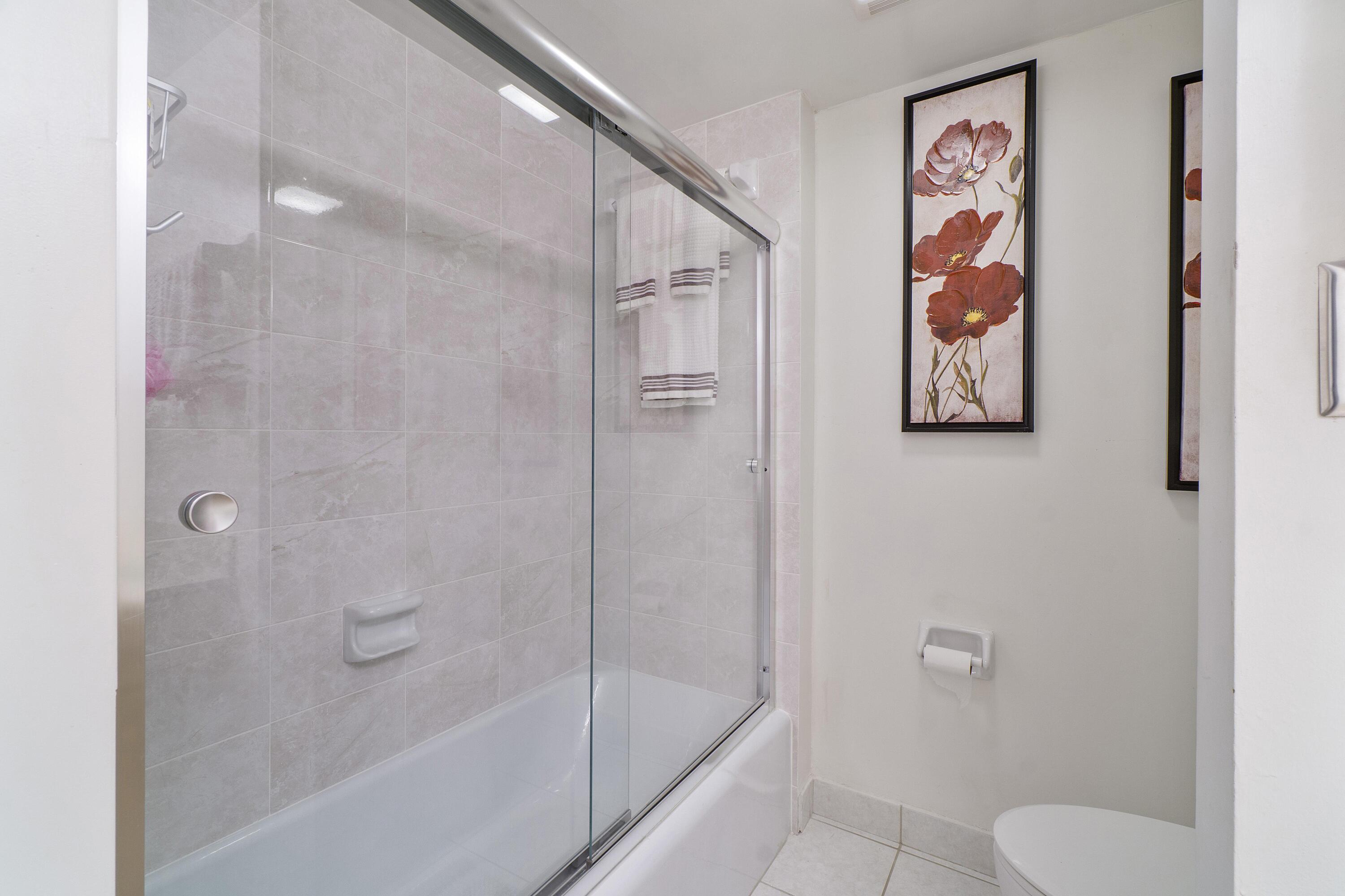951 De Soto Road, Unit 135 Boca Raton, FL 33432 - Photo 16 of 36 Guest Bath