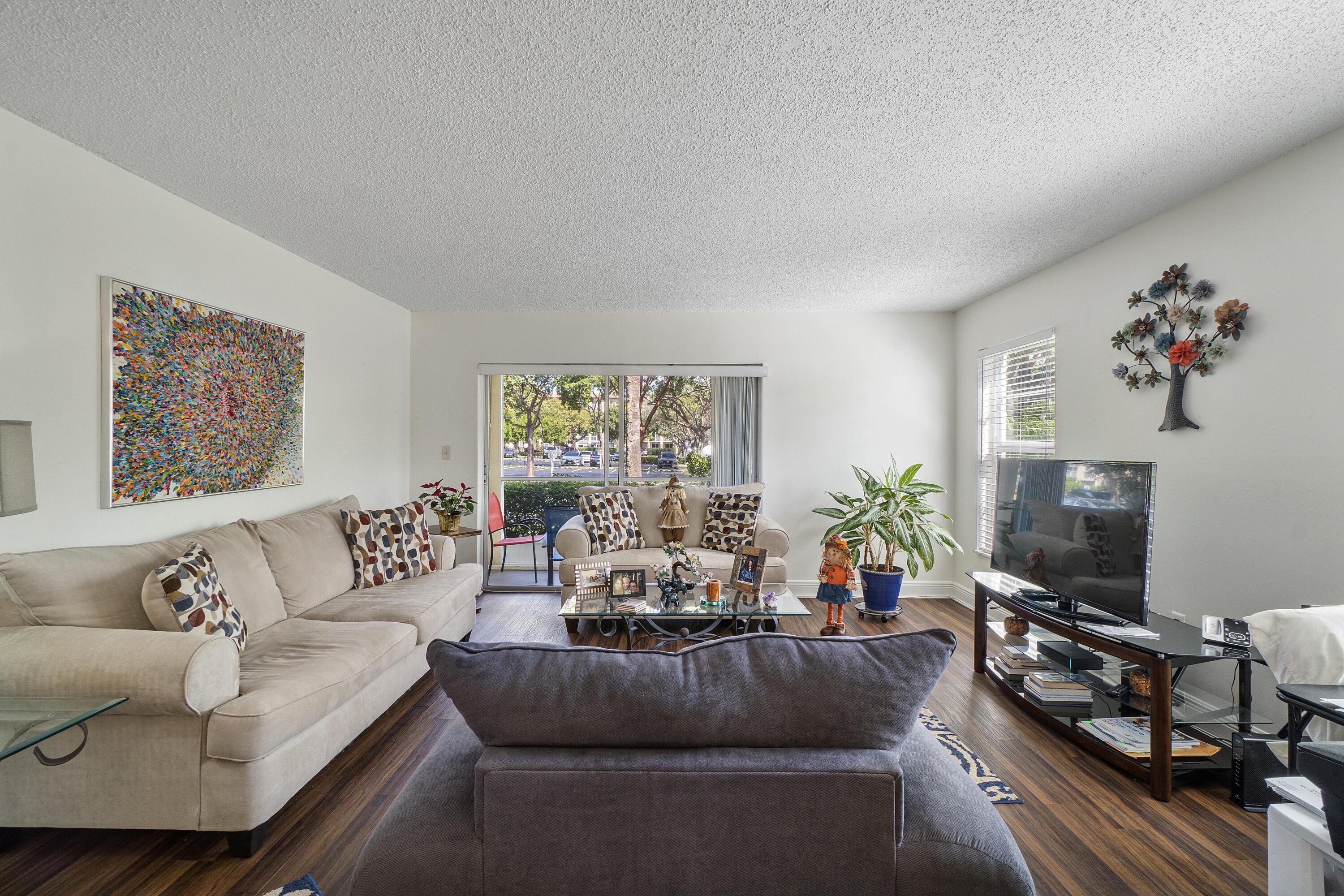 951 De Soto Road, Unit 135 Boca Raton, FL 33432 - Photo 2 of 36 Living Room