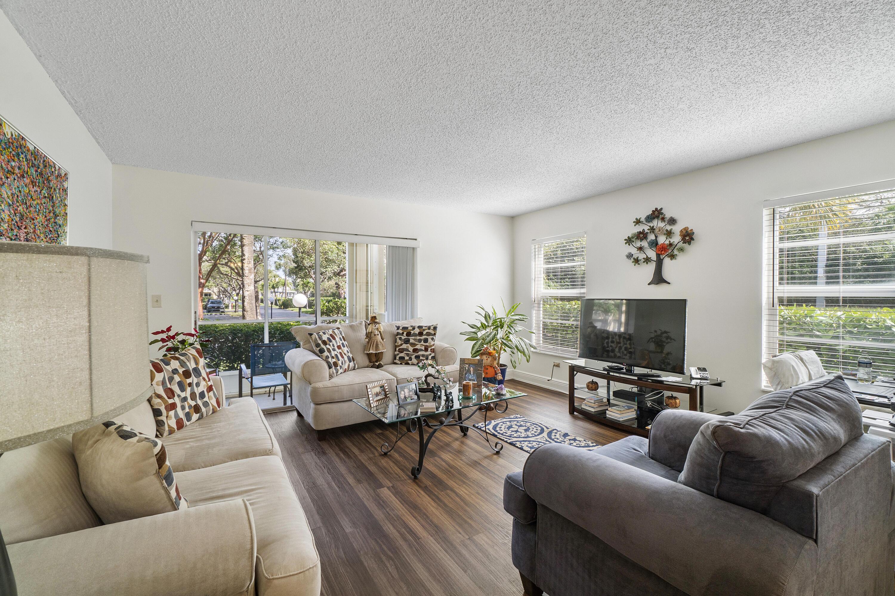 951 De Soto Road, Unit 135 Boca Raton, FL 33432 - Photo 3 of 36 Living Room