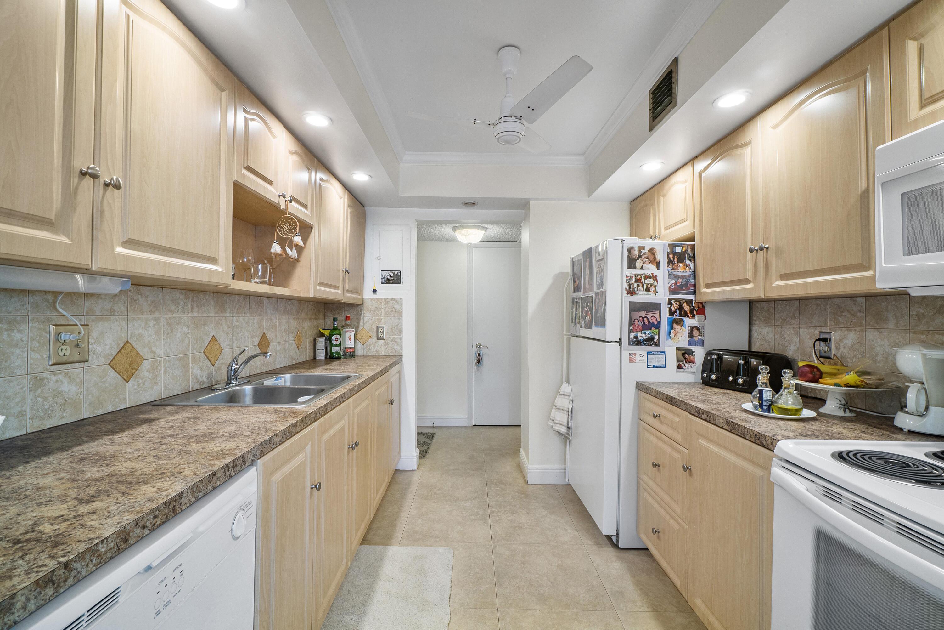951 De Soto Road, Unit 135 Boca Raton, FL 33432 - Photo 8 of 36 Kitchen
