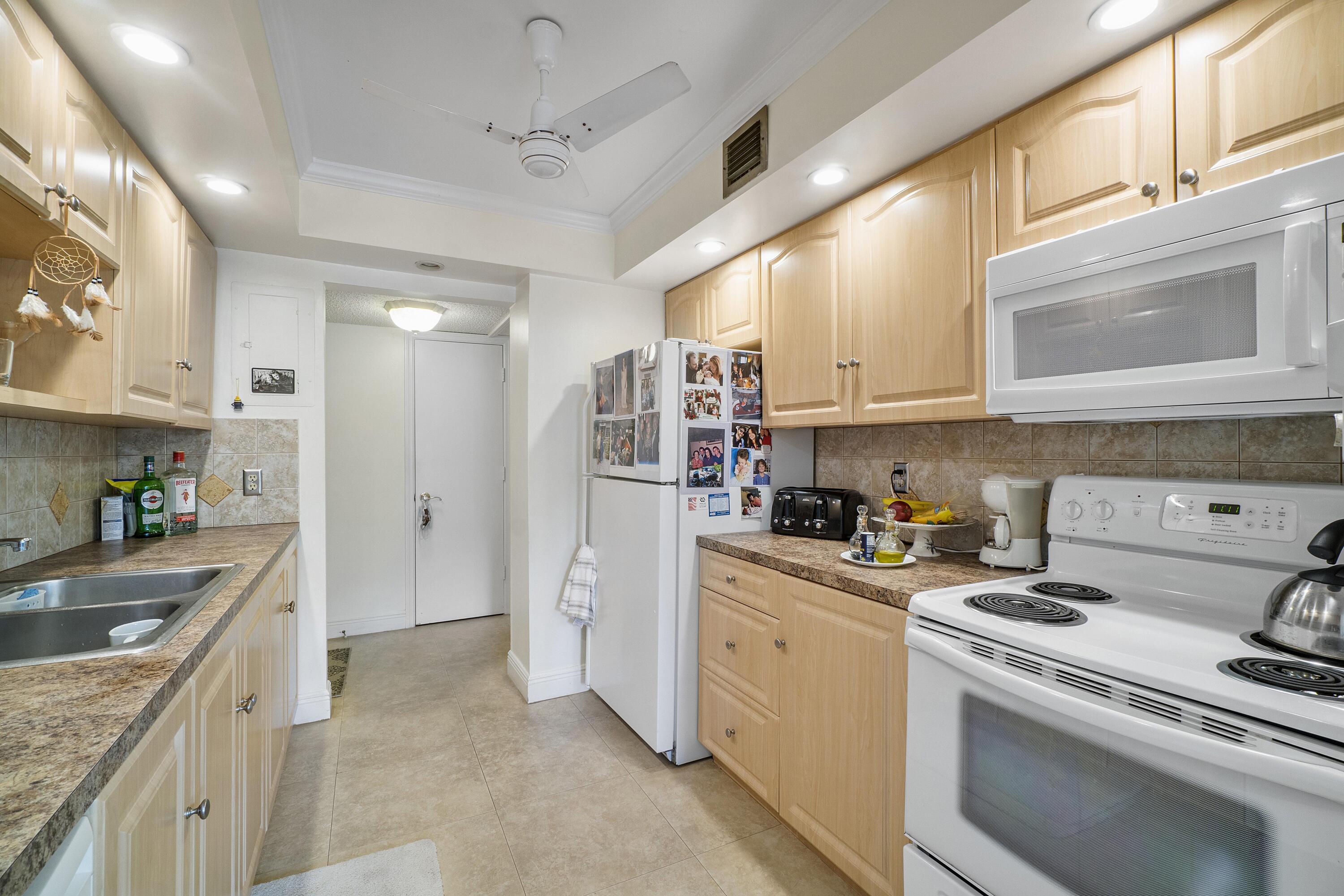 951 De Soto Road, Unit 135 Boca Raton, FL 33432 - Photo 9 of 36 Kitchen