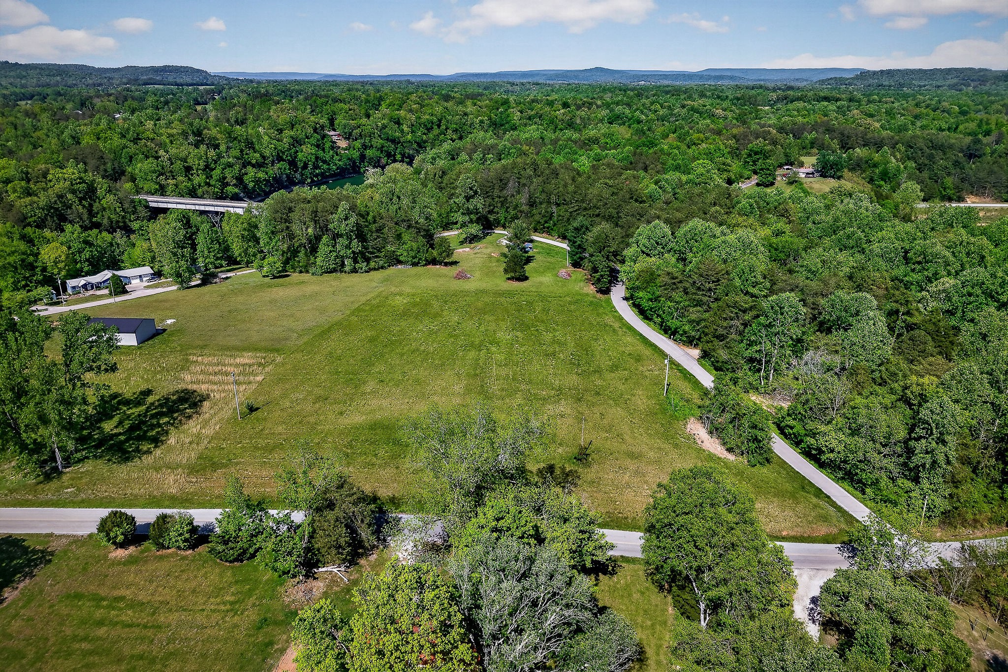 a view of a back yard